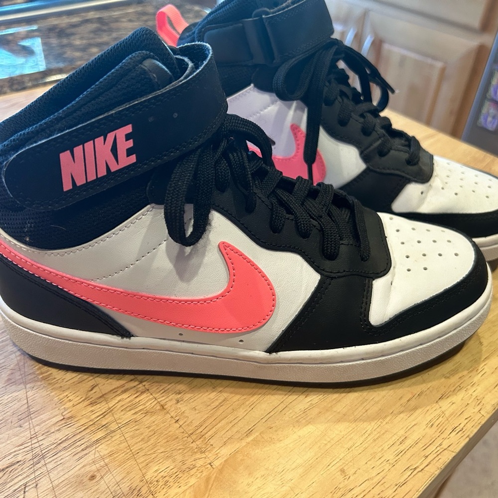 Nike Court Borough Mid 2 Sneaker youth size 5